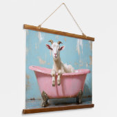 Tapisserie Suspendue Chèvre dans une baignoire rose (Angulaire)