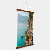 Tapisserie Suspendue Cliffside Escape – Coastal Road & Turquoise Waters (Angulaire)