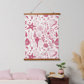 Tapisserie Suspendue Coquillages à Viva Magenta - Couleur de l'année 20 (Chambre à coucher)