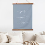 Tapisserie Suspendue Créez votre propre devis personnalisé Script éléga<br><div class="desc">Créez votre propre tableau de tapisserie de citation personnalisée. Personnalisez cette tapisserie murale avec une élégante calligraphie de script. Dispose d'une conception minimaliste de typographie manuscrite.</div>