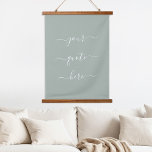 Tapisserie Suspendue Créez votre propre devis personnalisé Script éléga<br><div class="desc">Créez votre propre tableau de tapisserie de citation personnalisée. Personnalisez cette tapisserie murale avec une élégante calligraphie de script. Dispose d'une conception minimaliste de typographie manuscrite.</div>