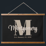 Tapisserie Suspendue Dark Custom Nom de famille Signer Mariage Idée cad<br><div class="desc">Conçu par Toni, ce panneau personnalisé de nom de famille allie élégance intemporelle et charme personnel. Doté d'une subtile initiale de votre nom de famille, ce panneau sert de pièce de déclaration pour n'importe quelle maison. Que ce soit dans les entrées, les salons ou les bureaux, il ajoute une touche...</div>