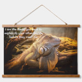 Tapisserie Suspendue Dragon Iguana debout devant quelques rondins (Devant)