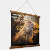 Tapisserie Suspendue Dragon Iguana debout devant quelques rondins (Angulaire)