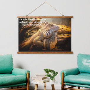 Tapisserie Suspendue Dragon Iguana debout devant quelques rondins