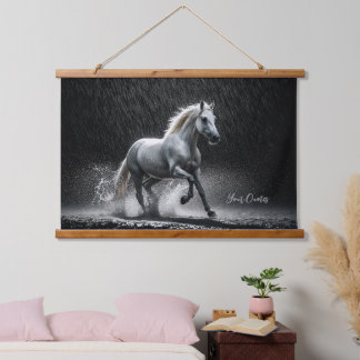 Tapisserie Suspendue Dramatic White Horse Galloping in Rain