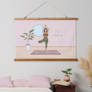 Tapisserie Suspendue Femme faisant du yoga en posture de l'arbre pour s