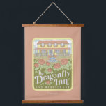 Tapisserie Suspendue Gilmore Girls | Le Dragonfly Inn & Restaurant<br><div class="desc">Revivez le confort accueillant du Dragonfly Inn avec cette élégante illustration du Bed & Breakfast emblématique. Entouré de fleurs fleuries et de la charmante façade de l'auberge,  ce design est parfait pour une large gamme de produits. C’est la façon idéale de célébrer l’hospitalité et le coeur de Stars Hollow.</div>