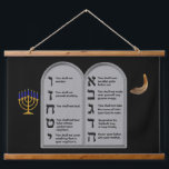 TAPISSERIE SUSPENDUE HEBREW NUMBERED DIX COMMANDEMENTS<br><div class="desc">Quelle belle coutume en a fait une d'une sorte de Tapisserie de dix commandements hébraïques à afficher sur votre mur. Placé dans un arrière - plan entièrement noir, ce pois présente la Menorah bleue et or ainsi que le Shofar, tous deux complétant les Comprimés des Dix Commandements, apportés par Rightside...</div>