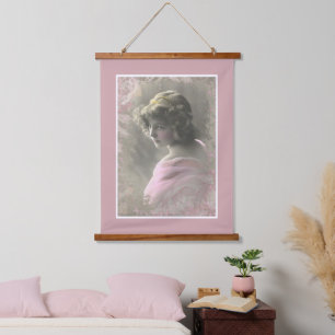 Tapisserie Suspendue Jeune fille victorienne vintage en rose