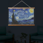 Tapisserie Suspendue La peinture classique de Van Gogh La nuit étoilée<br><div class="desc">"La nuit étoilée" (1889) de Vincent van Gogh est l'une de ses oeuvres les plus célèbres et captivantes, connue pour ses cieux tourbillonnants, ses étoiles brillantes et ses coups de pinceau audacieux. Le tableau présente un ciel nocturne animé, rempli de motifs tourbillonnants de bleus et de jaunes. Les étoiles sont...</div>
