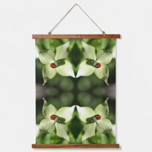 Tapisserie Suspendue Ladybug Sur Fleur De Dogwood Blanc Abstrait