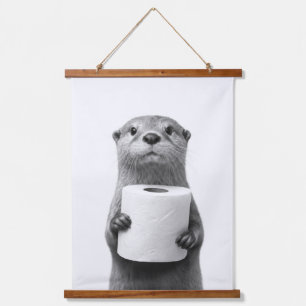 Tapisserie Suspendue Loutre stoïque tenant un rouleau de papier toilett