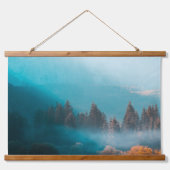 Tapisserie Suspendue Lumière brillante sur la forêt d'automne brumeuse (Devant)