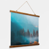 Tapisserie Suspendue Lumière brillante sur la forêt d'automne brumeuse (Angulaire)