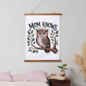 Tapisserie Suspendue Mom Knows﻿ (Chambre à coucher)