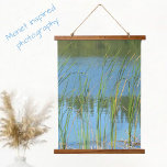 Tapisserie Suspendue Monet inspiré Cattail Reeds on Water's Edge<br><div class="desc">Inspiré par Monet, cette tapisserie surmontée de bois a été créée avec des reflets de roseaux de cattail le long du bord de l'eau. La photographie du bleu et du vert de la nature dans un paysage aquatique donne à cet art mural un charme naturel et frais. Cette image est...</div>
