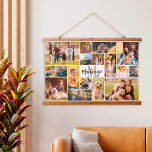 Tapisserie Suspendue Monogramme de collection photo moderne 17 Nom du s<br><div class="desc">Créez un collage photo couleur personnalisé 36x26" en utilisant ce modèle facile à télécharger avec 17 images de différentes formes et tailles contre un arrière - plan blanc éditable avec un monogramme et nom de famille ou nom individuel dans votre choix de styles et de couleurs de police (illustré par...</div>