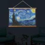 Tapisserie Suspendue Nuit étoilée | Vincent Van Gogh<br><div class="desc">Starry Night (1889) de l'artiste néerlandais Vincent Van Gogh. L'oeuvre originale est une huile sur toile représentant un ciel nocturne post-impressionniste énergique dans des tons moody bleu et jaune. Utilisez les outils de conception pour ajouter du texte personnalisé ou personnaliser l'image.</div>