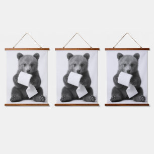 Tapisserie Suspendue Ours mignon tenant du papier toilette, minimalisme