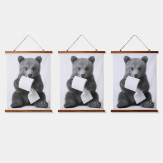 Tapisserie Suspendue Ours mignon tenant du papier toilette, minimalisme