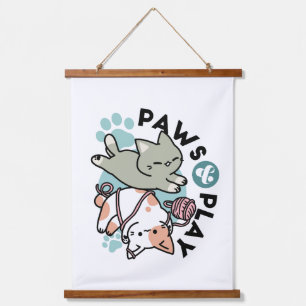 Tapisserie Suspendue Pattes et Jeux – Illustration de Chat Adorable