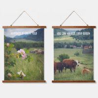 Paysage rural avec roses sauvages et vaches