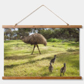 Tapisserie Suspendue "Plumes et pas de pas : Père Emu avec les poussins (Devant)