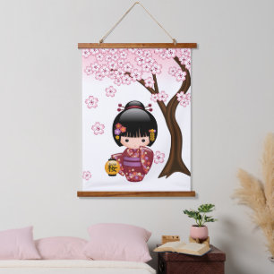 Tapisserie Suspendue Poupée Sakura Kokeshi - jolie fille japonaise Geis