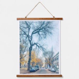 Tapisserie Suspendue Rue d'automne avec grand arbre à barbe