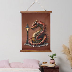 Tapisserie Suspendue Steampunk Dragon à côté d'un lampadaire vintage.