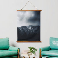 Ténèbres et orage brassant dans les montagnes