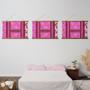 Tapisserie Suspendue Un doux motif de fleurs rose et blanche, avec grâc