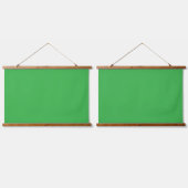 Tapisserie Suspendue Un écran vert vif posé contre un bar blanc propre (Double)