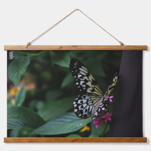 Tapisserie Suspendue Un papillon jaune sur des fleurs roses