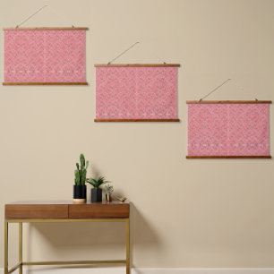 Tapisserie Suspendue Un tapis aux motifs rouges et roses présente un dé