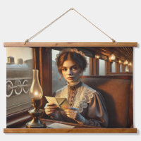 Une dame victorienne lit une lettre sur un train