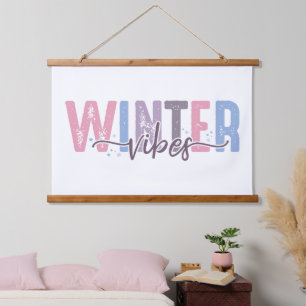 Tapisserie Suspendue Vibes d'hiver - Typographie Pastel Soft