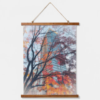Tapisserie Suspendue Vibrant Autumn Maple Tree and Skyscraper