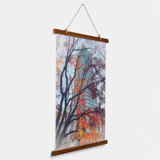 Tapisserie Suspendue Vibrant Autumn Maple Tree and Skyscraper (Angulaire)