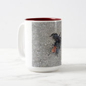 Tarantula Hawk voedt zich op een tarantula Tweekleurige Koffiemok (Voorkant links)