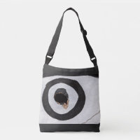 Target scheurt crossbody tas aan flarden