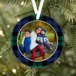 Tartan vert et bleu Plaid Photo de famille personn<br><div class="desc">Cet ornement de vacances classique présente une photo préférée de votre famille encadrée par un arrière - plan à motif écossais à motif écossais bleu marine et vert chasseur noir. Conseil : recadrez votre photo au format carré avant de la télécharger sur le site. Le dos de l'ornement comprend un...</div>