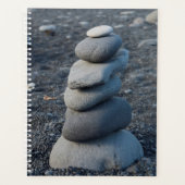 Tas de rochers gris sur la plage (Devant)
