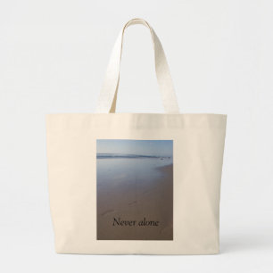 Tas heeft een oever met voetafdrukken in het zand.