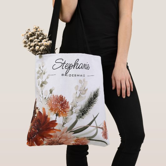 Tas met boeket van rustieke bloemen als bruidsmeis (Dichtbij)