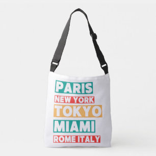 Tas met stadsnamen in typografie over de schouder