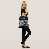 Tas met zwart-wit zebraprint en monogram (Op model)