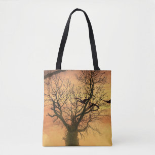 Tas verdraaide herfstboom bij zonsondergang