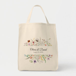 Tas voor bruiloft in weide met wilde bloemen